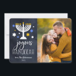 Starry Lights | Cartão com fotos de Hanukkah<br><div class="desc">O cartão com fotos Festivo Hanukkah mostra sua foto favorita alinhada à direita,  com "Hanukkah alegre" em letras brancas sobre um rico fundo azul marinho adornado com estrelas e uma menorah acesa. Personalize com seus nomes e o ano.</div>