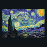 Starry Night por van Gogh Poster<br><div class="desc">Van Gogh era obcecado pelo simbolismo de objetos luminosos e de cor. A lâmpada era um símbolo de calma e segurança. A estrela simbolizou a fé, e a luz gasosa, as realidades humanas. O azul ultramarino profundo era infinito, enquanto o vermelho e o verde expressavam "essas coisas terríveis, as paixões...</div>