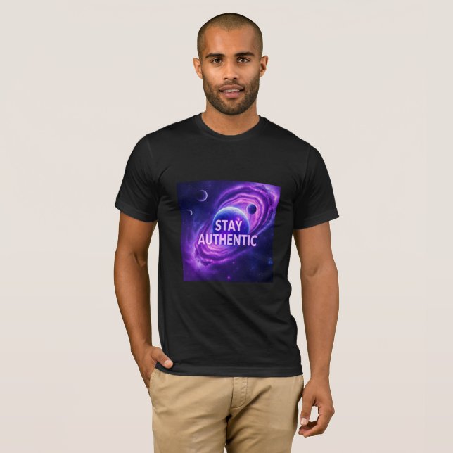 Stay Authentic T-Shirt | Cosmic Exploration Motiva (Frente Completa)