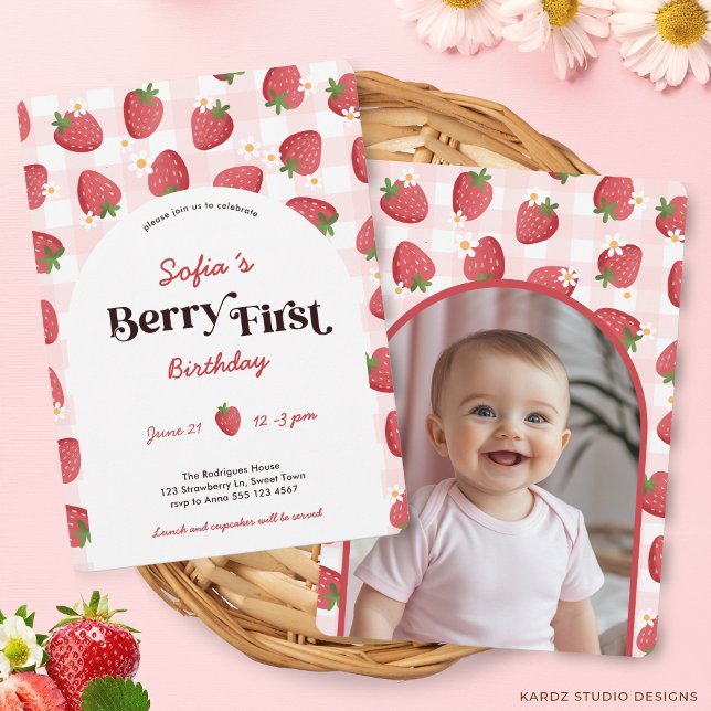 Strawberry Berry Primeiro Convite de Aniversário (Front and back of the invitation is shown in 5 x 7 in. Choose size, paper, and corner style.)