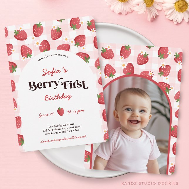 Strawberry Berry Primeiro Convite de Aniversário (This Berry First 
Invitation is shown in size 5 x 7 in. Other sizes and digital available.)