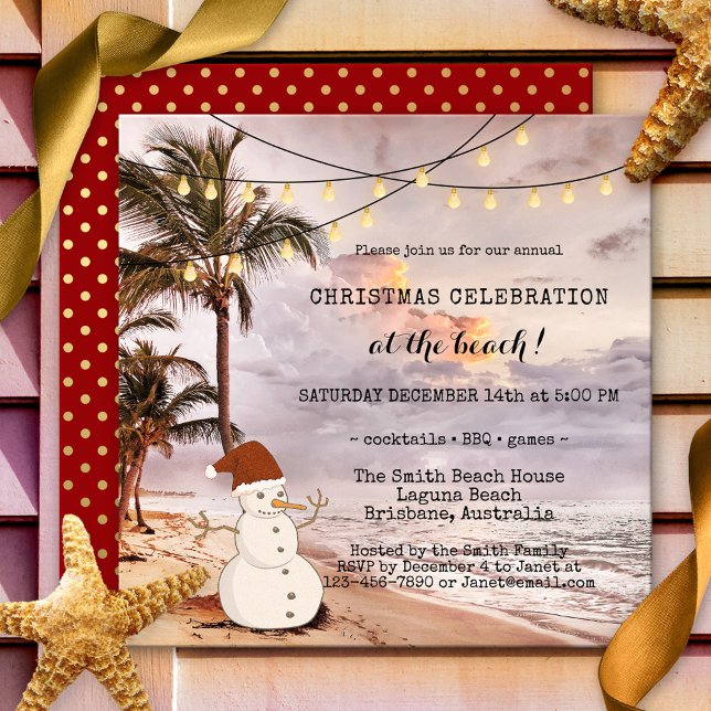String Lights Beach Convite de festas de Natal (Christmas party invitation featuring a beach scene with palm trees, string lights and snowman)
