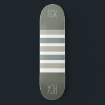 Stripes Painéis de skate de monograma personalizad<br><div class="desc">Altere o campo de texto para o que deseja. Você também pode alterar a fonte e seu tamanho e cor usando a função "Personalizar",  bem como adicionar mais campos de texto,  se desejar. Veja na minha loja mais itens com este design e opções de cores.</div>