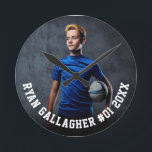 Sua Foto Esportiva | Relógio redondo personalizado<br><div class="desc">Cronograma personalizado com sua foto esportiva com nome personalizado, número do jogador e nome do time, escola, cidade, ano ou mensagem em tipografia colegial em negrito. Adequado para qualquer foto, cor, todas as idades, qualquer esporte. Teste-o para ver como está! Para fazer mais edições, digite a ferramenta design, se necessário....</div>