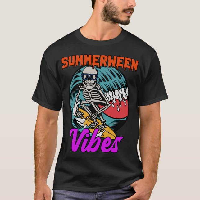 Summerween Vibes Skeleton Spooky Surfing T-Shirt (Frente)
