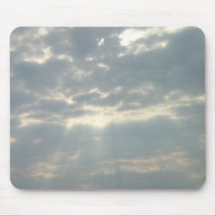 Sun que brilha através das nuvens Mousepad