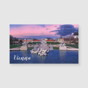 Sunset over fountain em Viena