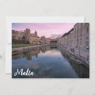 Sunset sobre pequeno canal em Cospicua, Malta