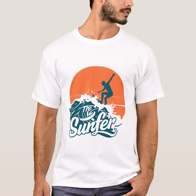Sunset Surfing Vibes T-Shirt – Retro Beach Wave Su (Frente)