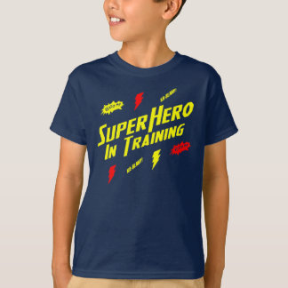 Super-herói dos miúdos no t-shirt do treinamento -