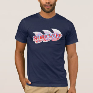 Surf acima dos homens vermelhos & do t-shirt azul