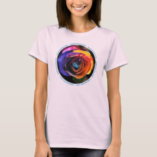 Surfando o t-shirt cor-de-rosa do arco-íris