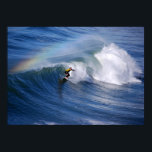 Surfar Sob Um Impressão Arco-Íris<br><div class="desc">Um surfista californiano dirige uma onda sob um arco-íris.</div>
