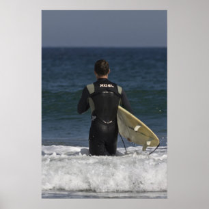 Surfer Esperando Pela impressão das Ondas de belas