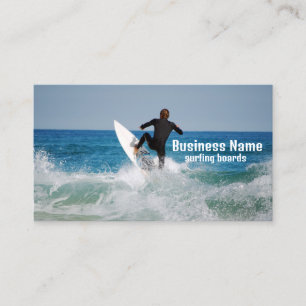 Surfer no mar. Cartão de visita personalizável