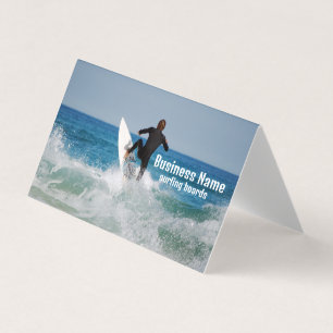 Surfer no mar. Cartão de visita personalizável