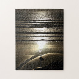 Surfista do por do sol no quebra-cabeça de serra