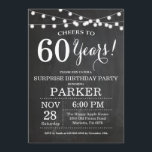 Surpreenda o 60th quadro do convite do aniversário<br><div class="desc">Surpreenda o 60th fundo do quadro do convite do aniversário com luzes da corda. Preto e branco. 13o 15o 16o 18o 20o 2ø 30o 40th 50th 60th 90 100th do 80 do 70, alguma idade. Aniversário adulto. Festa de aniversário do homem da mulher ou do homem. Para uma personalização mais...</div>