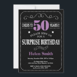 Surpresa 50º Aniversário Convite Purple e Black<br><div class="desc">Surpreenda 50º Aniversário do Convite Purple e Typografia Negra. Chalkboard. Fundo preto e branco. Aniversário Adulto. Homens ou Mulheres Aniversário. Menino ou Menina Menina Menina Adolescente Convidam. 13 15 de 16º 18º 20 21rua 30 de 40º 50º 80 de 60º 70 de 100º. Qualquer Idade. Para mais personalização, clique no...</div>
