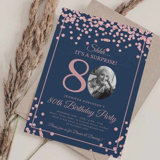 SURPRESA Convite de Aniversário de 80 anos Rosa Do (SURPRISE 80th Birthday Rose Gold Confetti Navy Blu Invitation)