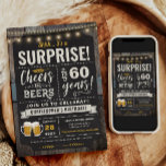 Surpresa e cervejas 60º Convite de Aniversário<br><div class="desc">Surpreenda Cheers and Beers 60º Convite de Aniversário com conselho de giz e inscrição com idade personalizável.</div>