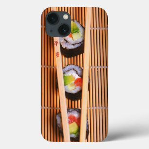 Sushi e chopsticks de madeira