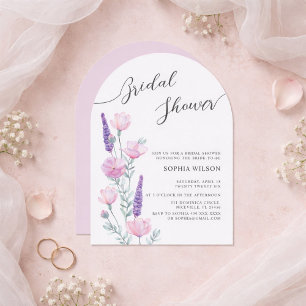 Convite para chá de noiva com flores delicadas.