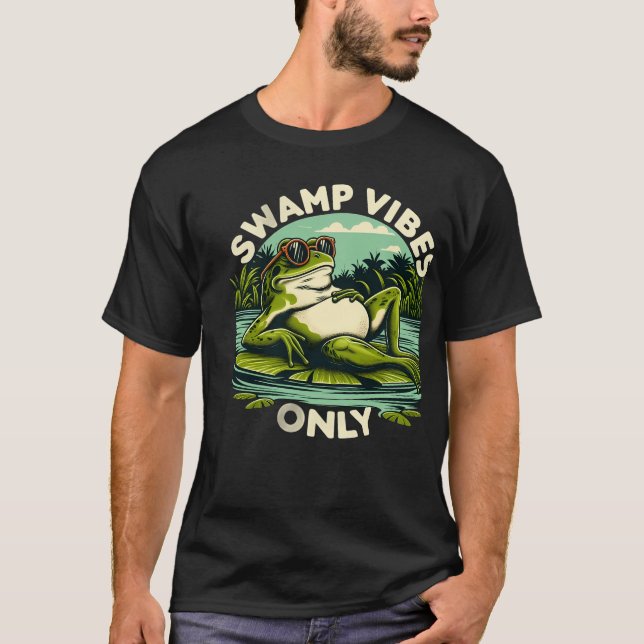 Swamp Vibes Only Chilling Frog T-Shirt (Frente)