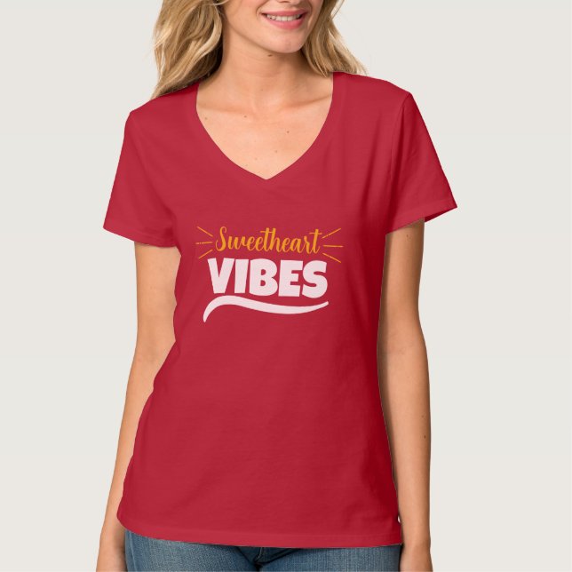 Sweetheart Vibes Graphic Women’s V-Neck T-Shirt (Frente)