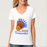 T-shirt 2013 de Thanksgivukkah Menurkey<br><div class="desc">Comemore Thanksgivukkah 2013 com este t-shirt clássico do menurkey! Caracterizando um peru engraçado dos desenhos animados com um menorah para uma cauda. Uma acção de graças de Hanukkah não ocorrerá por outros 77.000 anos! Agarre assim esta grande camisa da lembrança para esta uma vez que-em-um-vida-celebração. *Makes um grande presente para...</div>