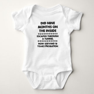 T-shirt 9 Nove Meses Lá Dentro Fuga Macacão Divertido
