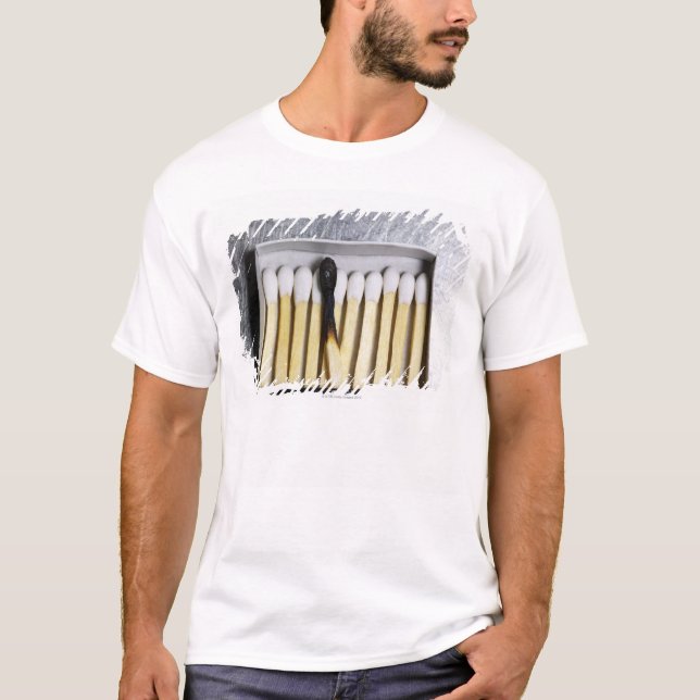 T-shirt A caixa de fósforos de madeira com um queimou o (Frente)
