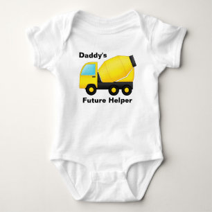 T-shirt A construção transporta o ajudante futuro do pai