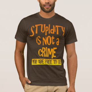 T-SHIRT A ESTUPIDEZ NÃO É UM CRIME QUE VOCÊ ESTÁ LIVRE IR