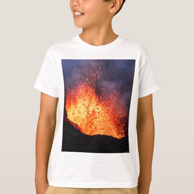T-shirt A fonte da lava quente entra em erupção do vulcão (Frente)