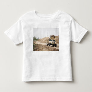 T-shirt A Humvee conduz a segurança