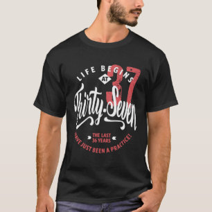 T-shirt A vida começa aos 37   37.o aniversário