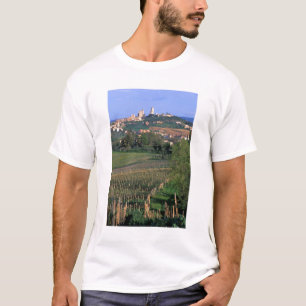 T-shirt A vila de San Gimignano fica nas colinas ondulante