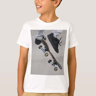 T-shirt Acima no skate do ar