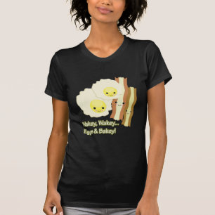 T-shirt acorda, ovos e assados