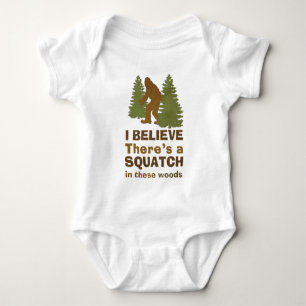 T-shirt Acredito que há um SQUATCH nesta floresta