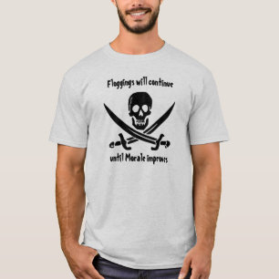 T-shirt alegre de Roger da moral do pirata da