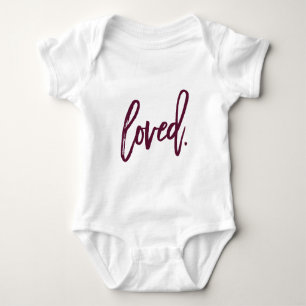 T-shirt Amado. Tipografia Moderna Burgundy Tendência Scrip