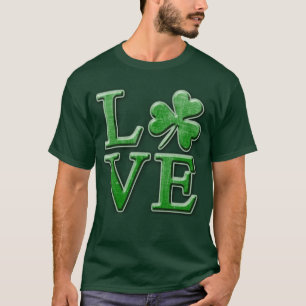 T-shirt AMOR em fontes verdes desfocadas com shamrock