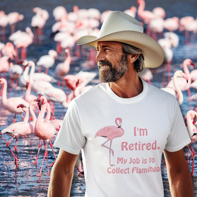 T-shirt Aposentadoria Flamingo Funny Lawn (senior man wearing funny pink flamingo retirement tee with flock of pink flamingos behind him)