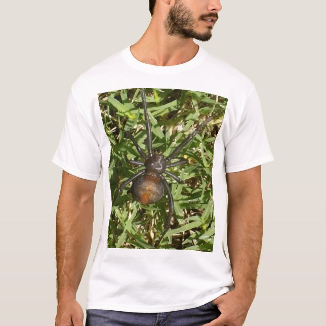 T-shirt Aranha Redback Na Grama Verde, (Frente)