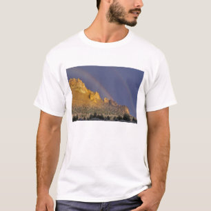 T-shirt Arco-íris duplo sobre uma formação rochosa perto d