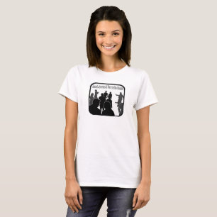 T-shirt As mãos transversalmente & tragam o meio