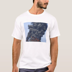 T-shirt As nuvens de fumo escuras e de fogo emergem 2