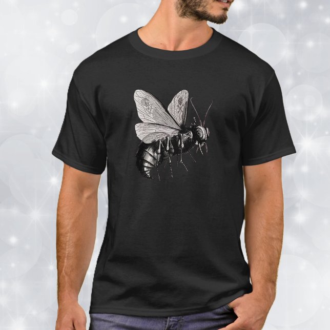 T-shirt Asas de Caveira de Abelha Gótica (Scary creepy big bee with stinger and skulls on its wings on a tee shirt.)